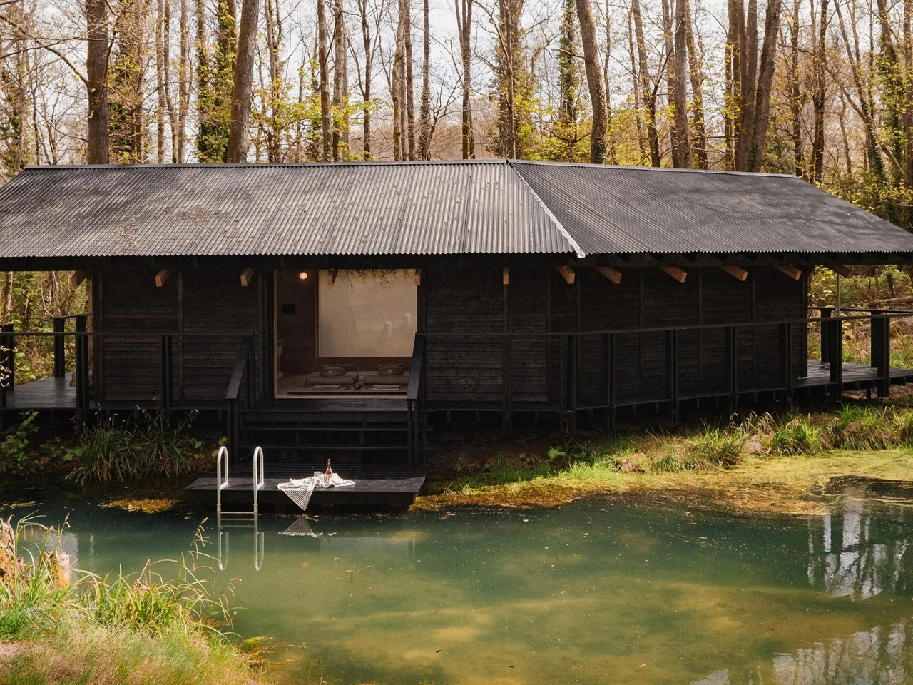 Cabane de 38 mètres carrés dans l’East Sussex : bois brûlé, architecture bien-être et yoga intégral