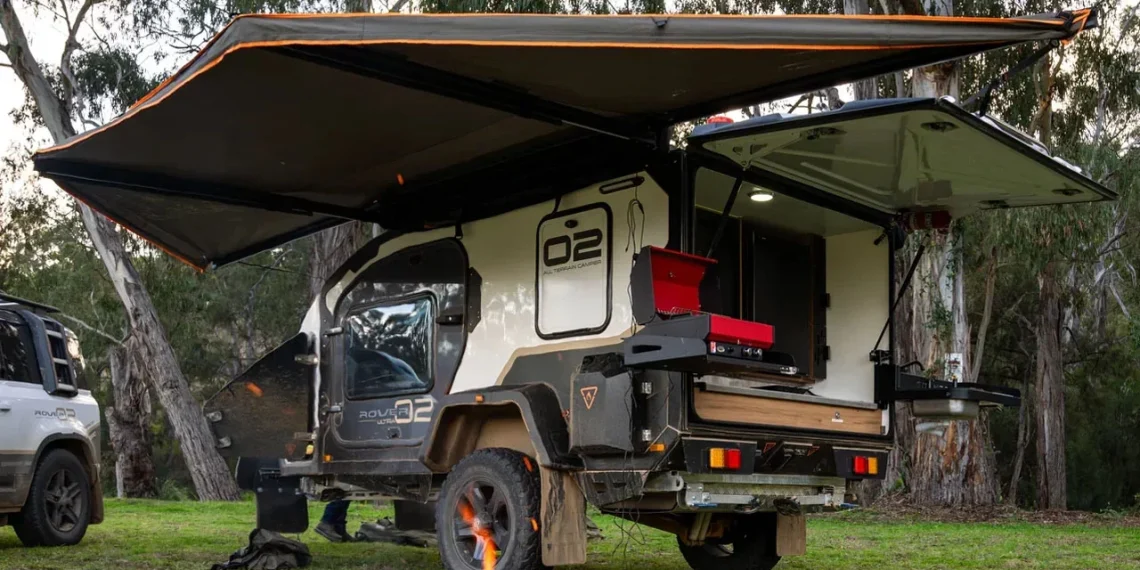 Cette mini-caravane teardrop aux auvents façon ailes transforme chaque camping en salon de plein air confortable - plare. Cette mini-caravane teardrop aux auvents façon ailes transforme chaque camping en salon de plein air confortable
