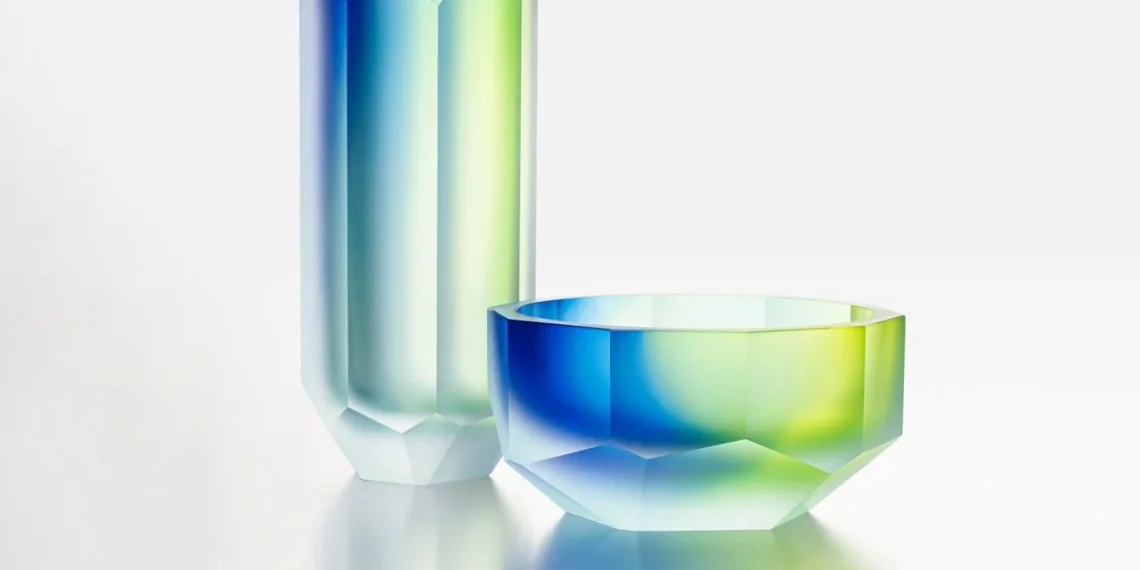 Moser réinvente le cristal de luxe avec Aura, une collection inspirée des Northern Lights - plare. Moser réinvente le cristal de luxe avec Aura, une collection inspirée des Northern Lights