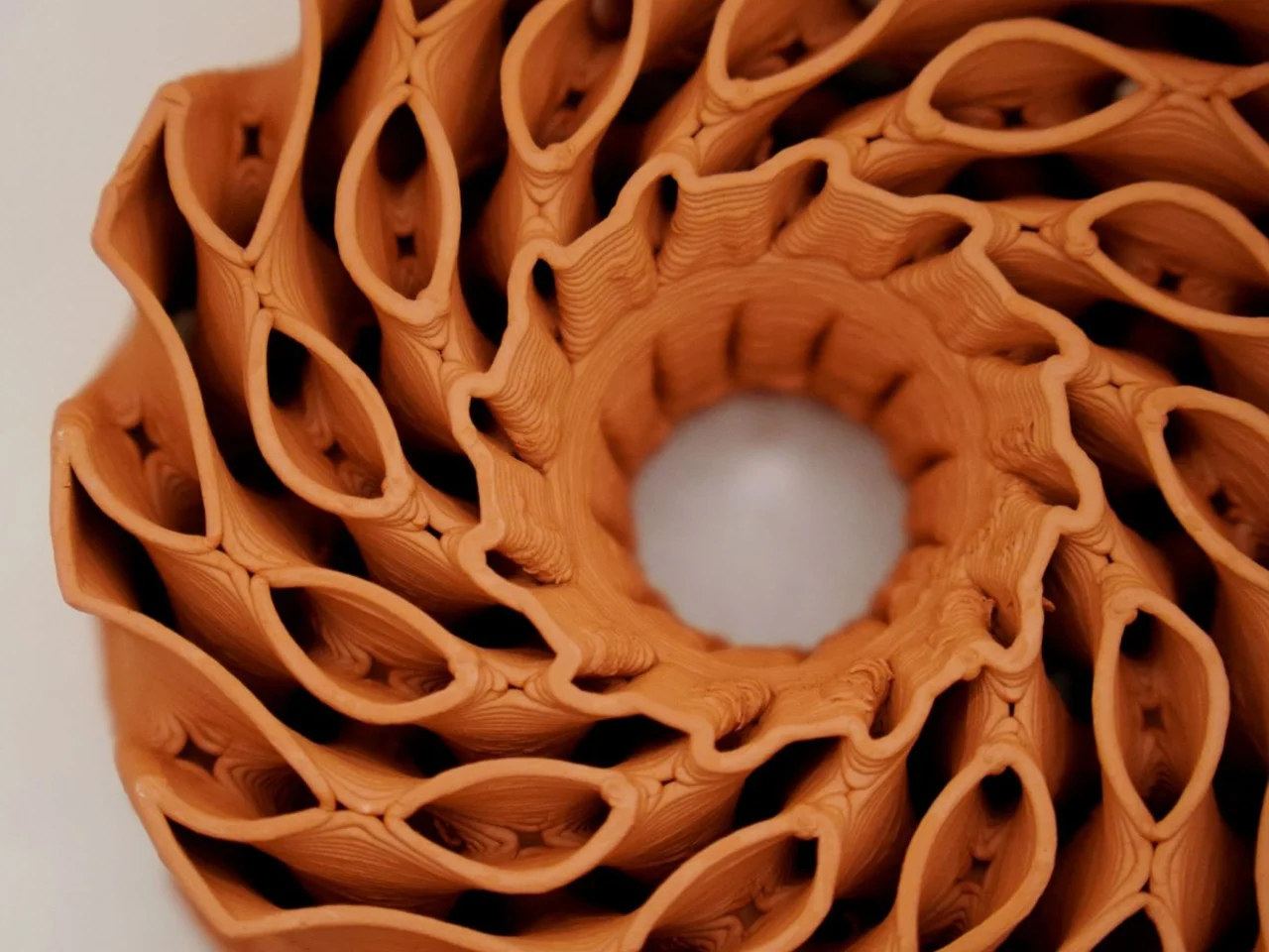 5 glacières en terre cuite au design sculptural qui rafraîchissent sans électricité