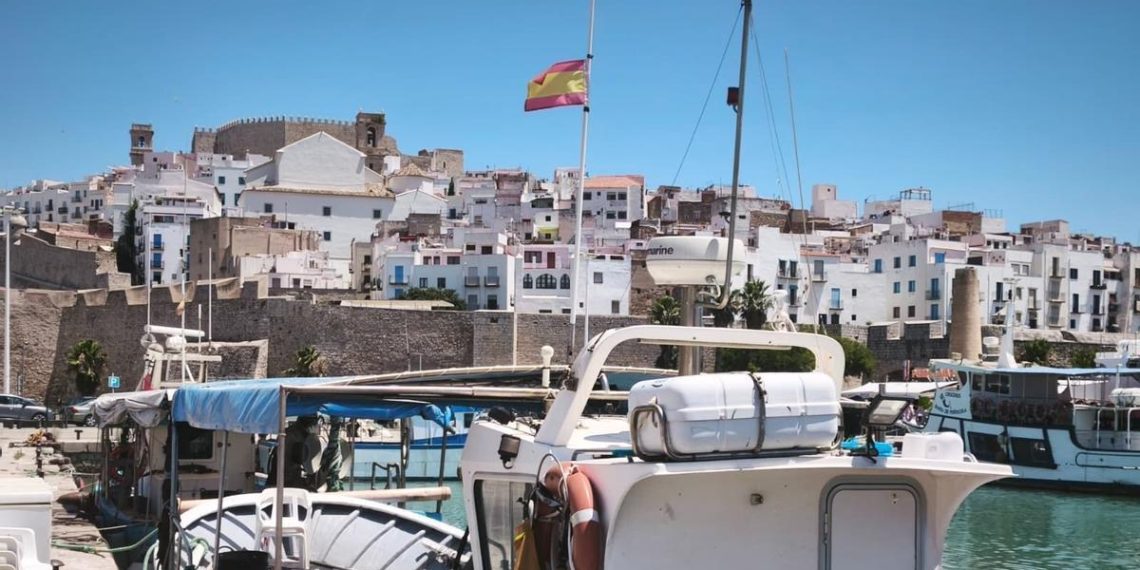 Peñíscola mise sur l’énergie solaire au port pour réduire les coûts et les émissions