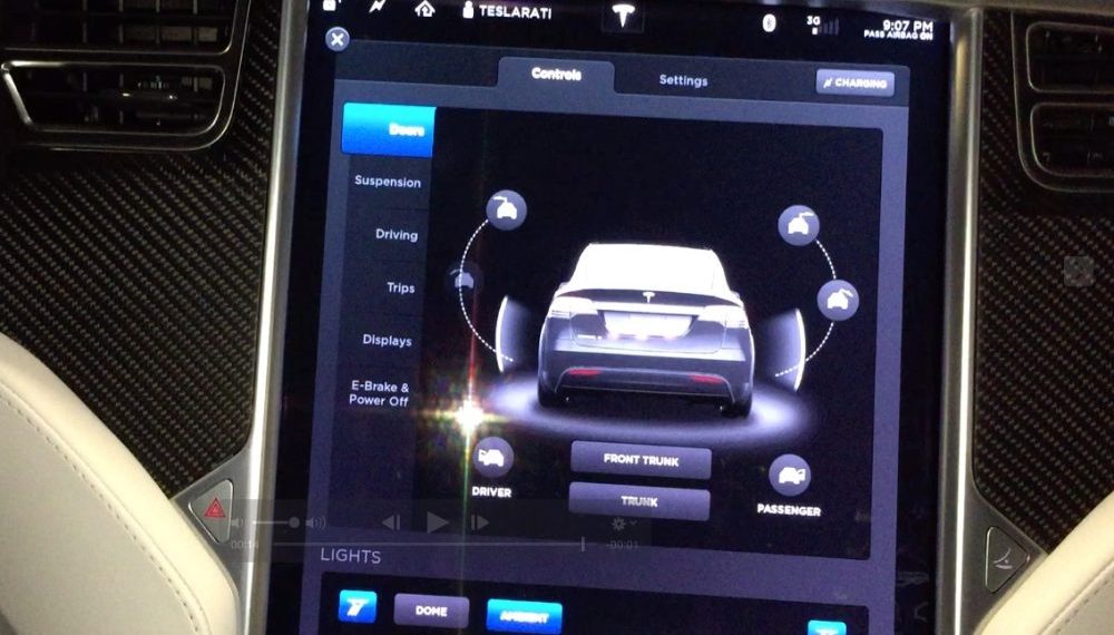 Tesla améliore les portes Falcon Wing du Model X avec une meilleure détection des obstacles