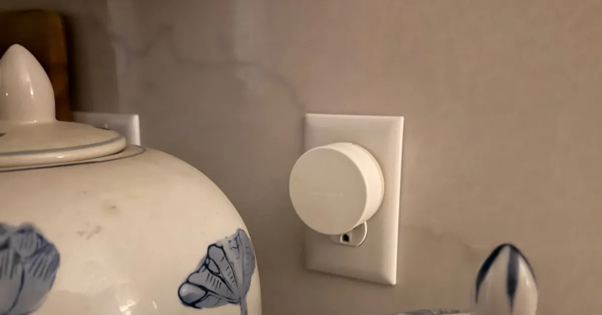 Test du Twelve South PowerBug : chargeur Qi2 mural 35 W et dock iPhone à environ 44 € - plare. Test du Twelve South PowerBug : chargeur Qi2 mural 35 W et dock iPhone à environ 44 €