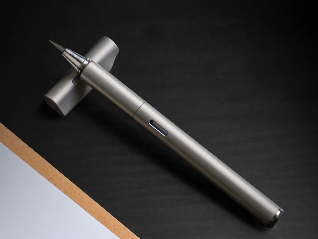 Stylo de calligraphie en titane : un outil tactique pour des traits de pinceau plus doux et expressifs - plare. Stylo de calligraphie en titane : un outil tactique pour des traits de pinceau plus doux et expressifs