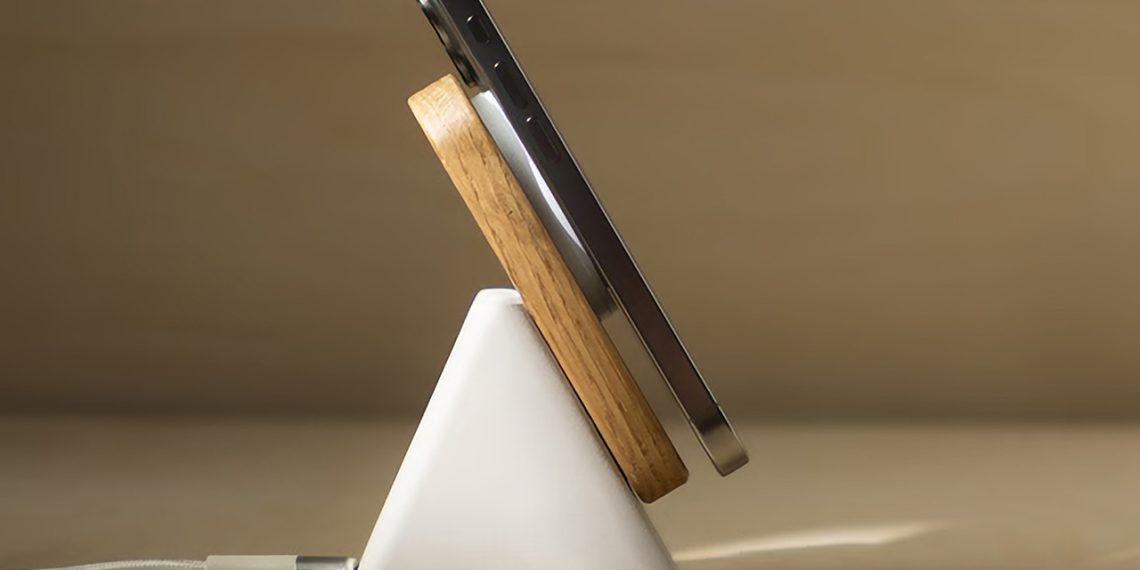 Chargeur Qi2 25W en béton et bois : un design sculptural élégant pour dire adieu aux chargeurs disgracieux - plare. Chargeur Qi2 25W en béton et bois : un design sculptural élégant pour dire adieu aux chargeurs disgracieux