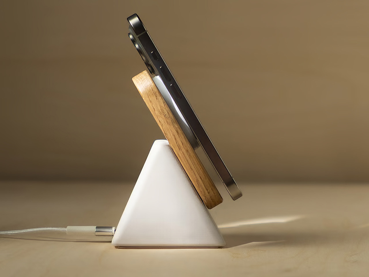 Chargeur Qi2 25W en béton et bois : un design sculptural élégant pour dire adieu aux chargeurs disgracieux - plare. Chargeur Qi2 25W en béton et bois : un design sculptural élégant pour dire adieu aux chargeurs disgracieux