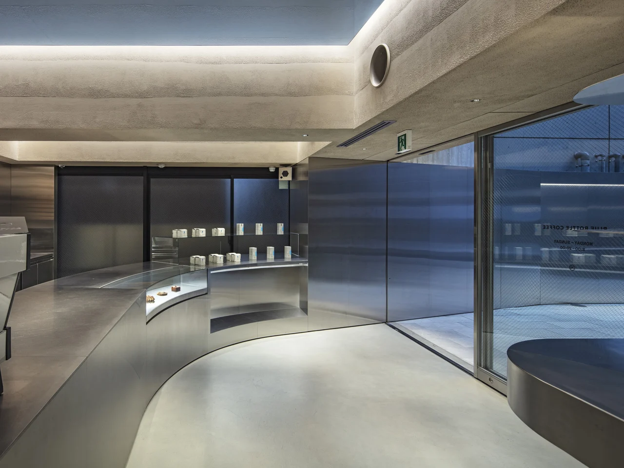 Blue Bottle Coffee à Harajuku : un café minimaliste au design maîtrisé