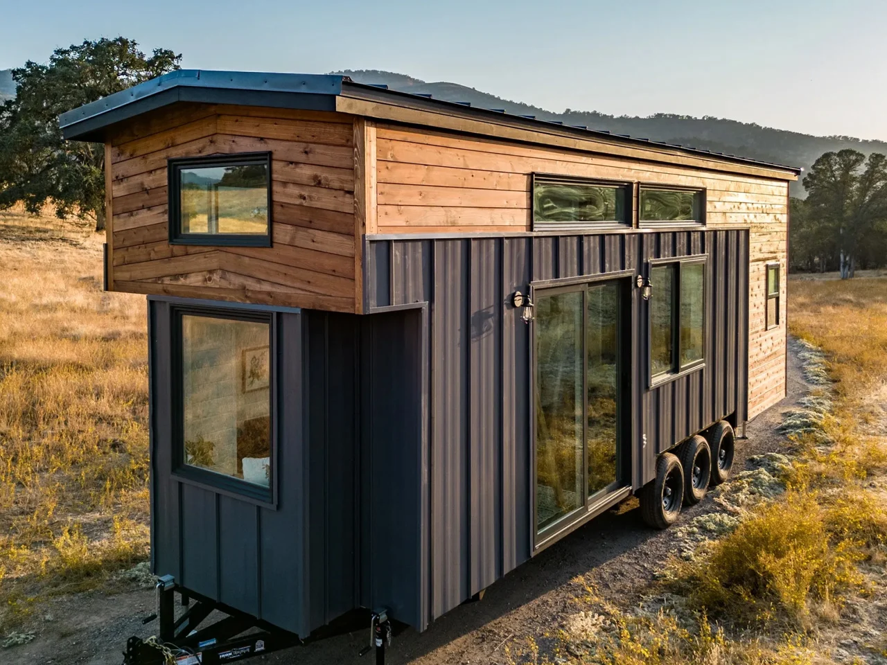 Cette tiny house Cedar Ridge de 360 pieds carrés offre le confort d’une véritable farmhouse sur roues
