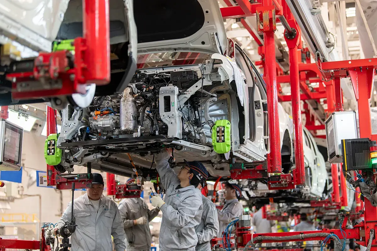 La voiture électrique s’impose en Europe : économies, fiabilité et percée des modèles chinois