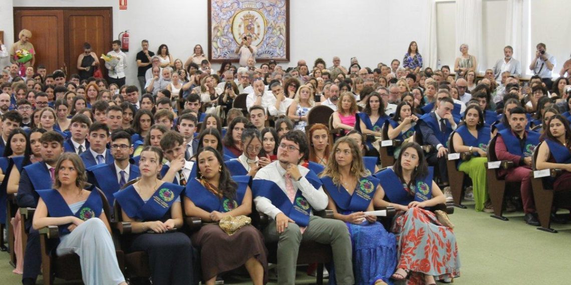 Ceremonia de graduación en la Facultad de Ciencias Biológicas y Ambientales de la Universidad de León : emoción, diploma y campus universitario