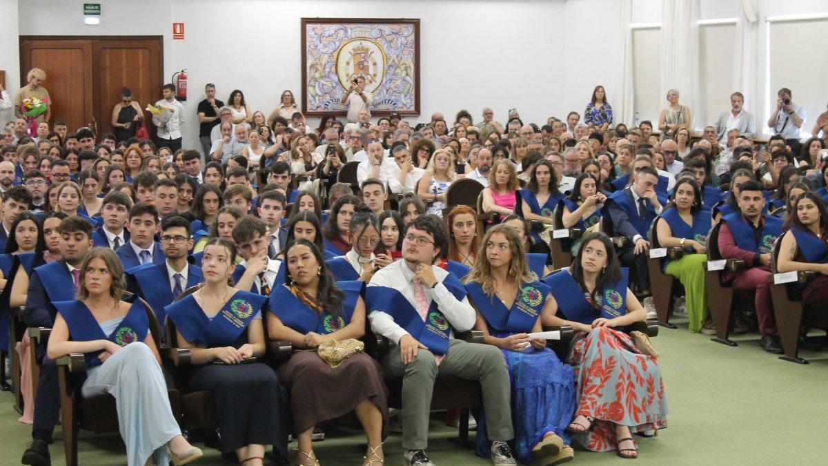 Ceremonia de graduación en la Facultad de Ciencias Biológicas y Ambientales de la Universidad de León : emoción, diploma y campus universitario