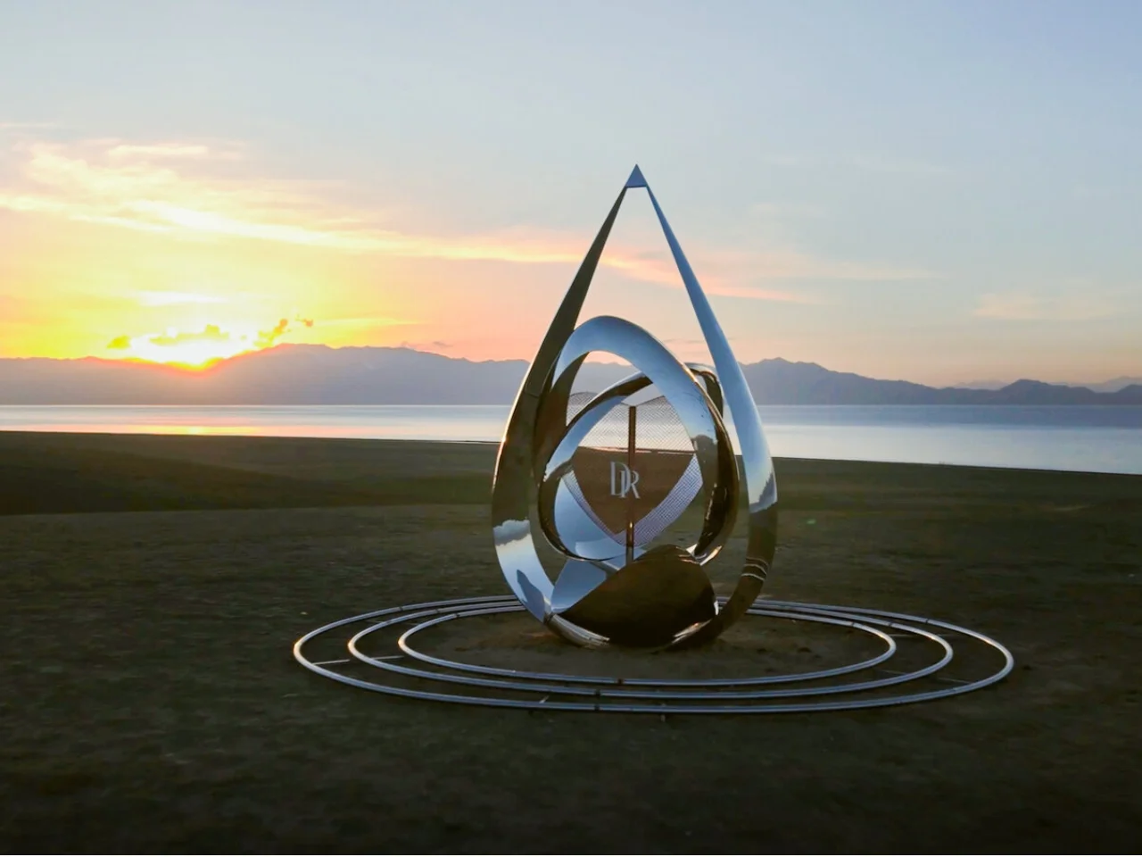 China inaugure un cœur miroir au lac « The Last Tear », une attraction spectaculaire à voir - plare. China inaugure un cœur miroir au lac « The Last Tear », une attraction spectaculaire à voir