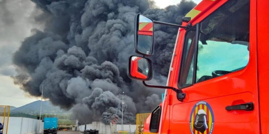 Incendio en la planta de reciclaje de Aielo de Malferit: cómo avanza el fuego y última hora del incendio - plare. Incendio en la planta de reciclaje de Aielo de Malferit: cómo avanza el fuego y última hora del incendio