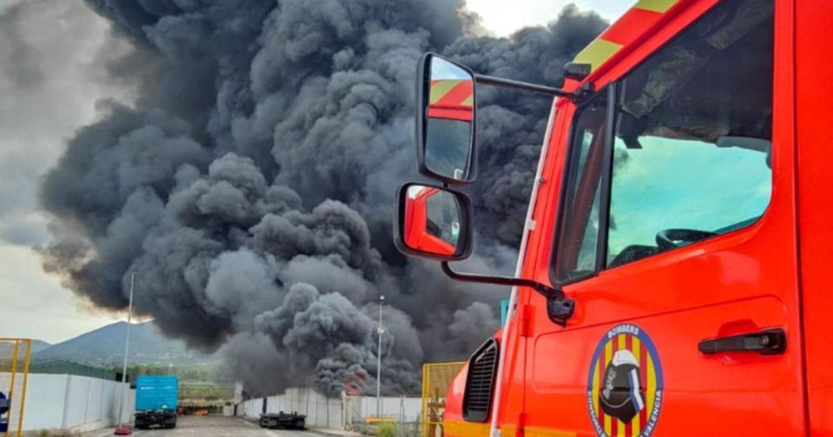 Incendio en la planta de reciclaje de Aielo de Malferit: cómo avanza el fuego y última hora del incendio