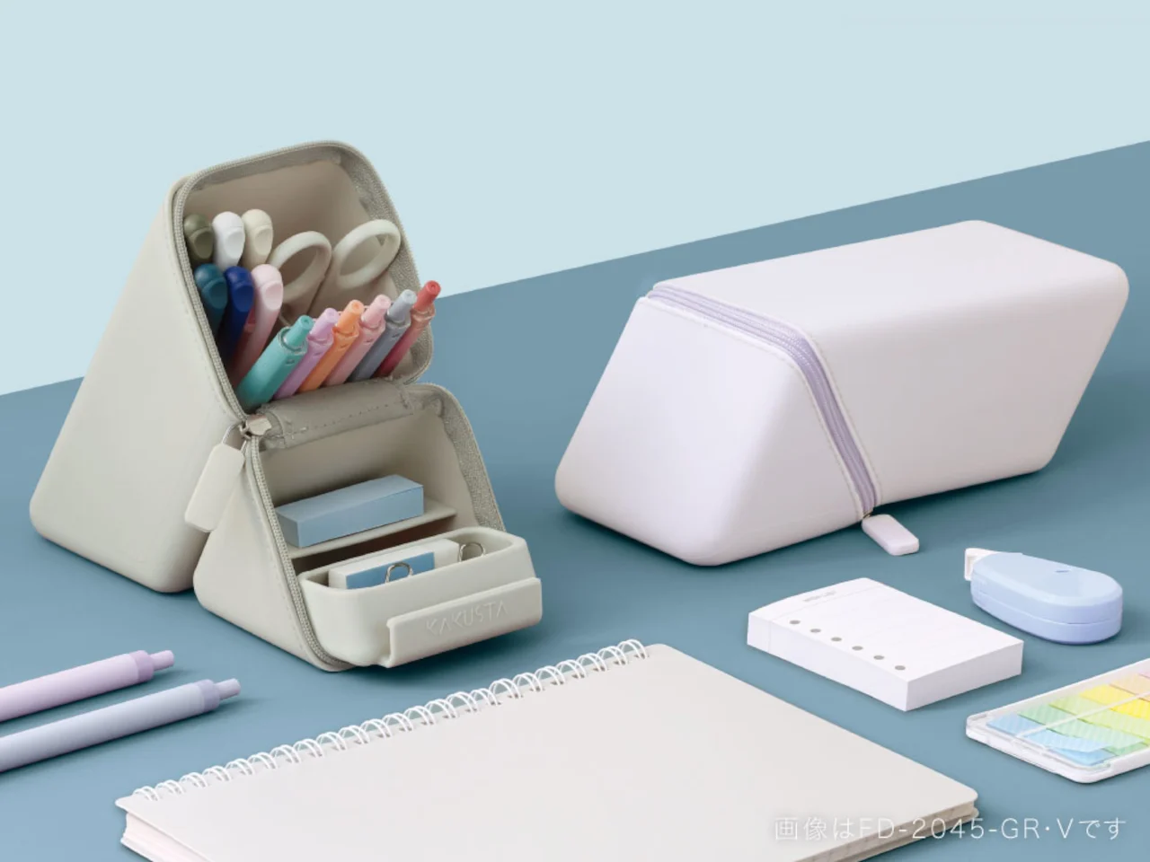 Un étui à stylos magnétique qui se transforme aussi en support de bureau