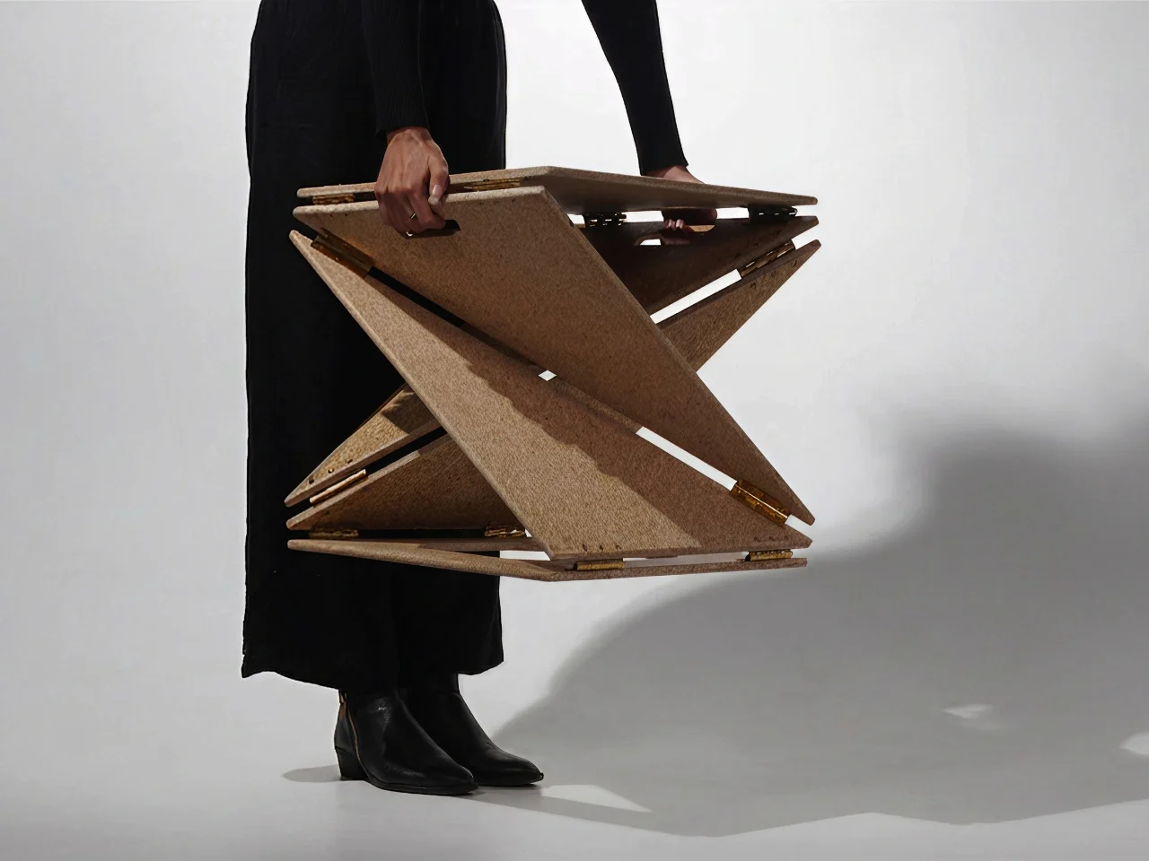 Le tabouret pliant ultra-résistant qui se renforce quand on s’assoit dessus