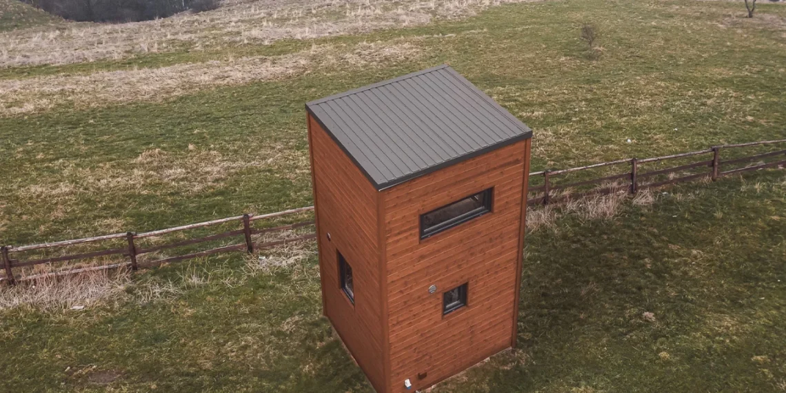 Tiny house sur deux étages : 107 pieds carrés optimisés dans un design façon gratte-ciel
