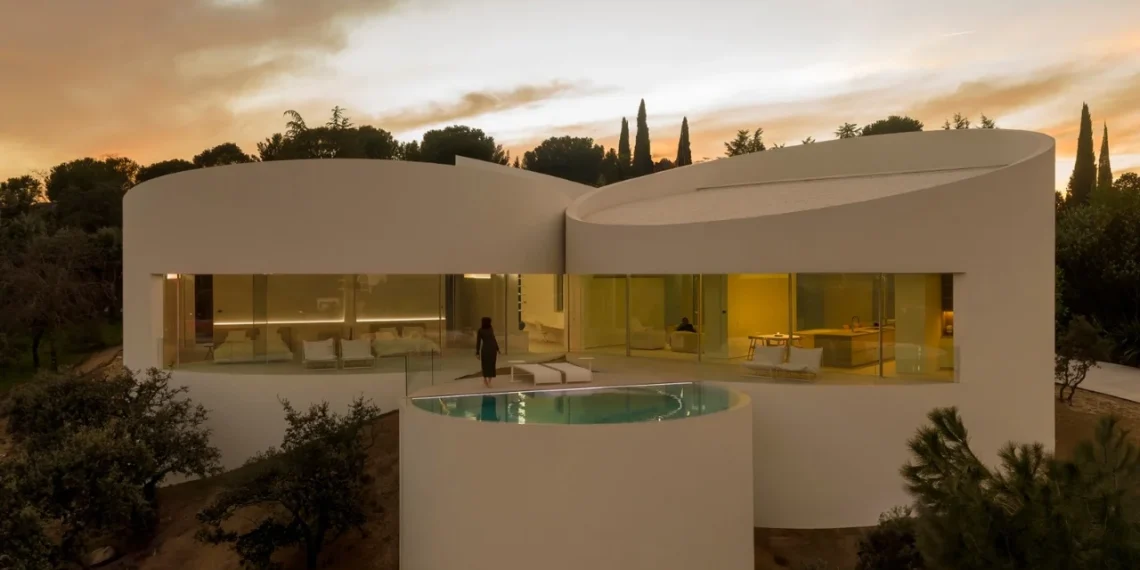 La maison de Madrid construite avec 5 cylindres imbriqués : design architectural unique - plare. La maison de Madrid construite avec 5 cylindres imbriqués : design architectural unique