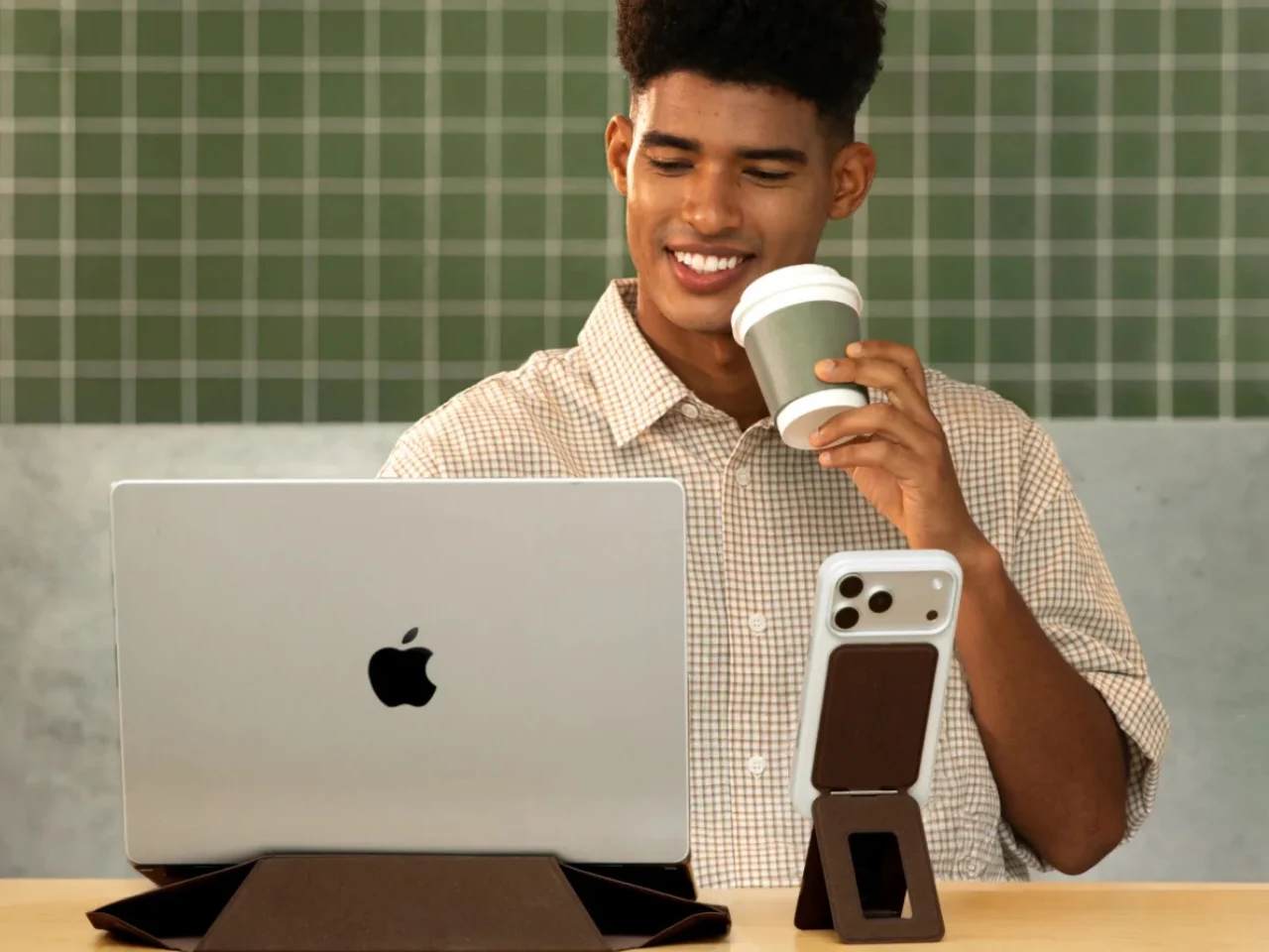 Vos supports de téléphone et d’ordinateur portable en marc de café recyclé, l’alternative écoresponsable qui séduit
