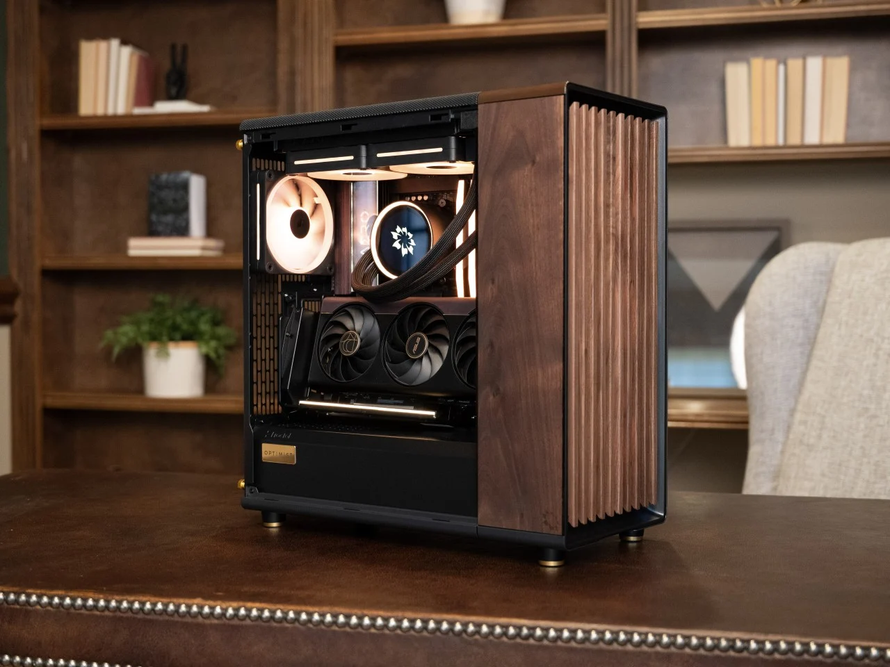 PC de bureau en noyer et laiton avec RTX 5090 : un design premium qui en impose