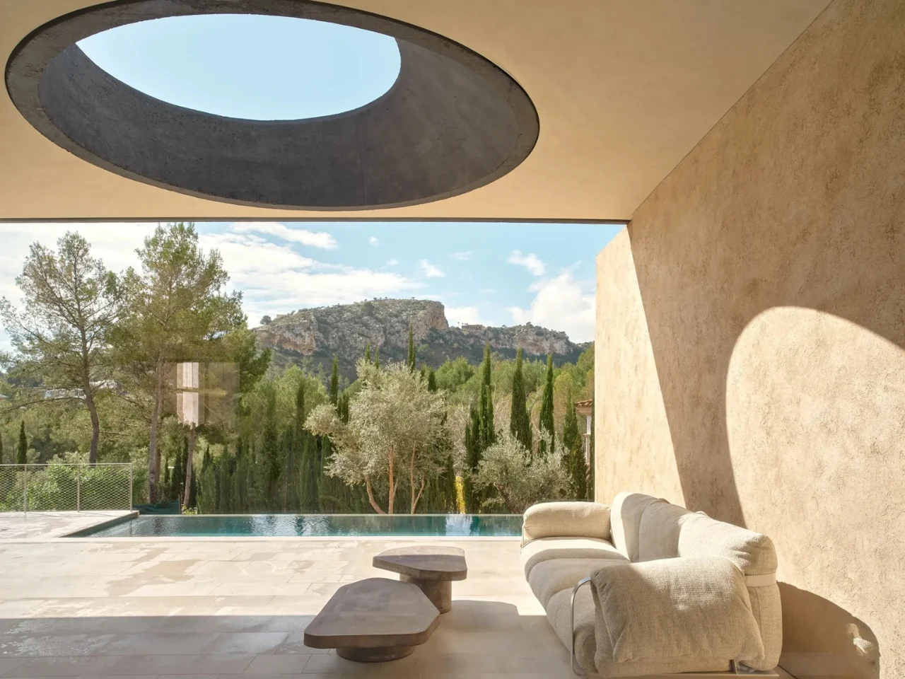 OHLAB construit à Majorque une maison solaire autonome au design durable