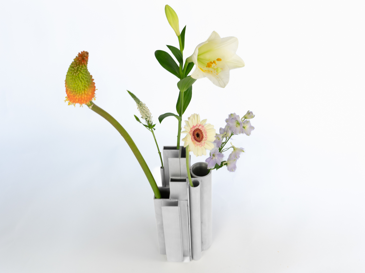 Vase écoresponsable en aluminium recyclé : design unique à partir de tubes récupérés