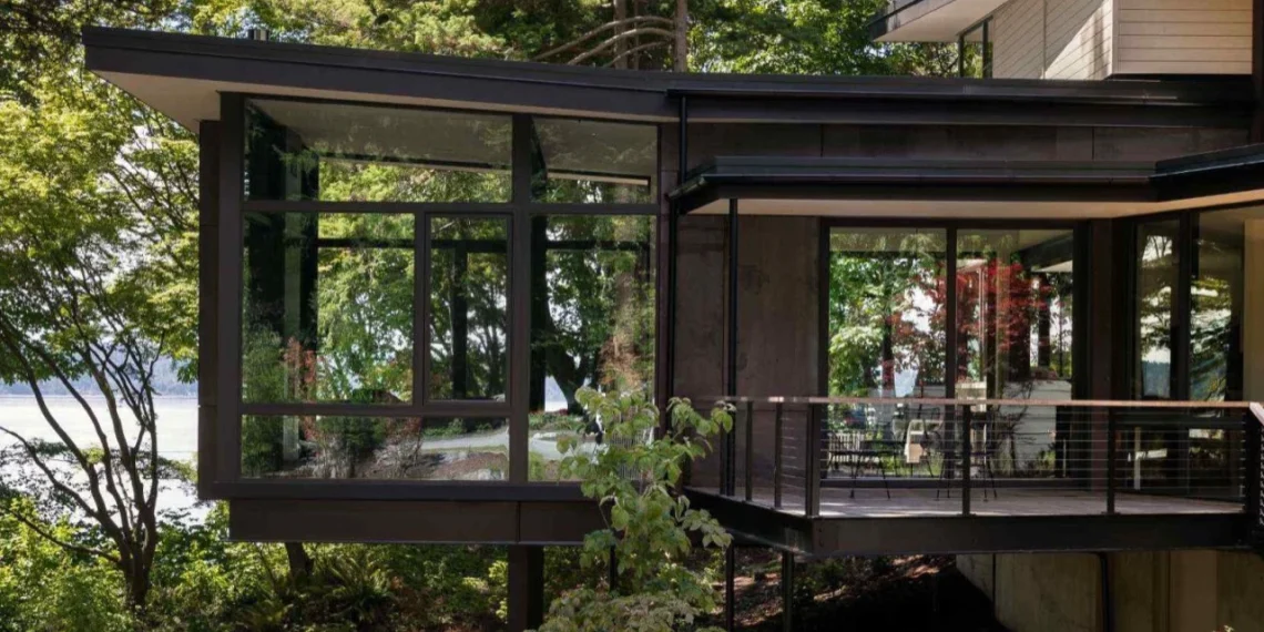 Maison forestière en porte-à-faux à Washington : une architecture contemporaine suspendue au-dessus des arbres - plare. Maison forestière en porte-à-faux à Washington : une architecture contemporaine suspendue au-dessus des arbres
