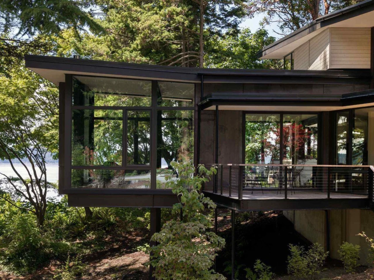 Maison forestière en porte-à-faux à Washington : une architecture contemporaine suspendue au-dessus des arbres