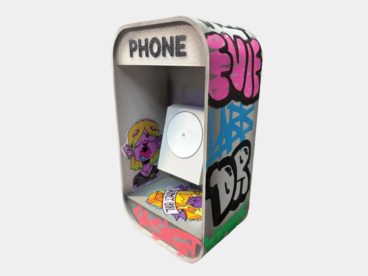 La cabine téléphonique lumineuse à 110 € qui recharge le smartphone qui l’a remplacée