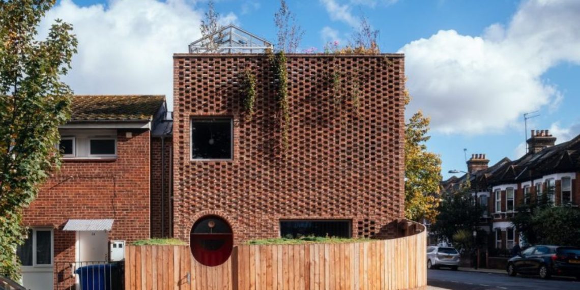Peckham House : architecture brutaliste chaleureuse et vie dedans-dehors au jardin - plare. Peckham House : architecture brutaliste chaleureuse et vie dedans-dehors au jardin