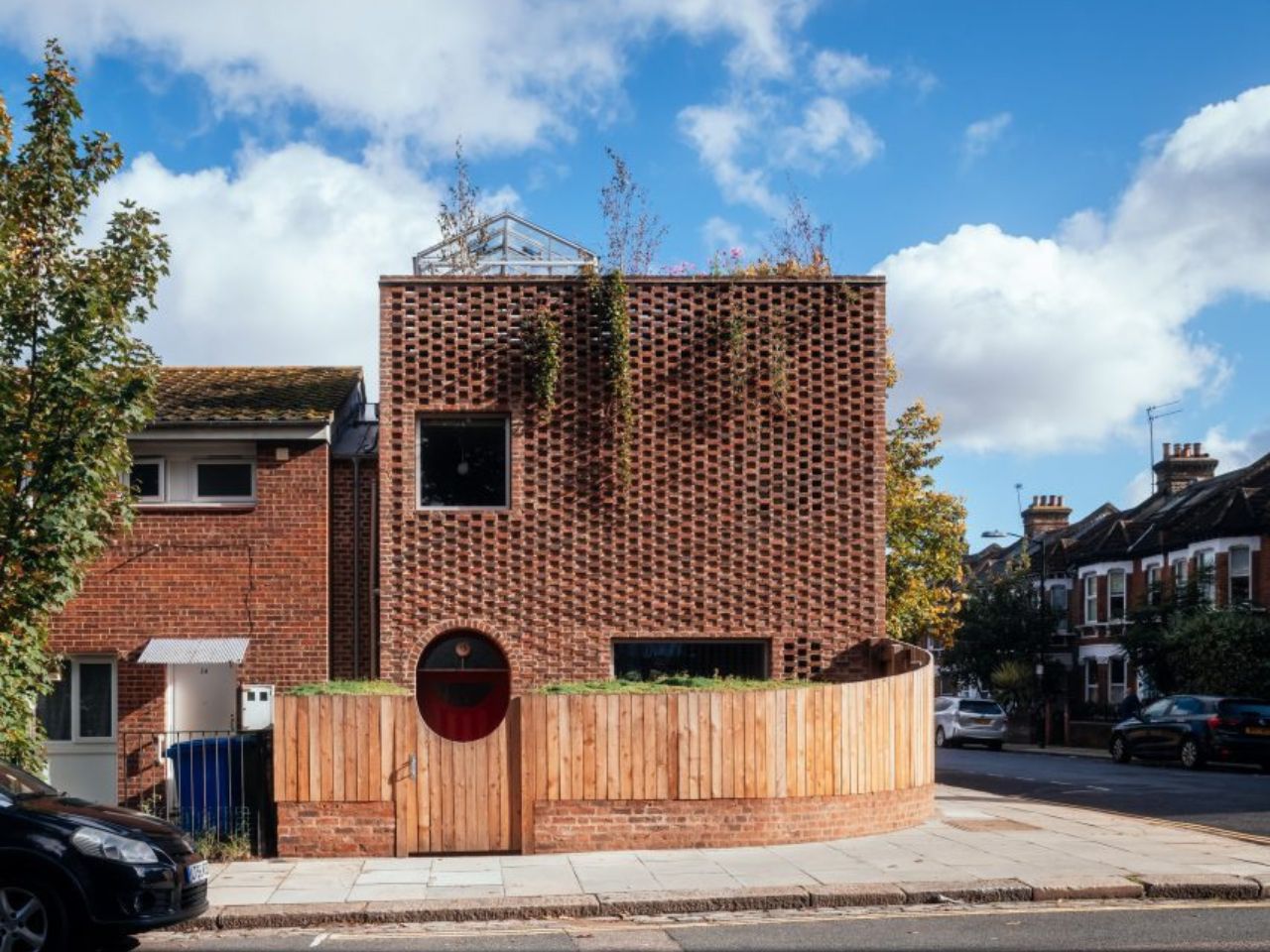 Peckham House : architecture brutaliste chaleureuse et vie dedans-dehors au jardin - plare. Peckham House : architecture brutaliste chaleureuse et vie dedans-dehors au jardin