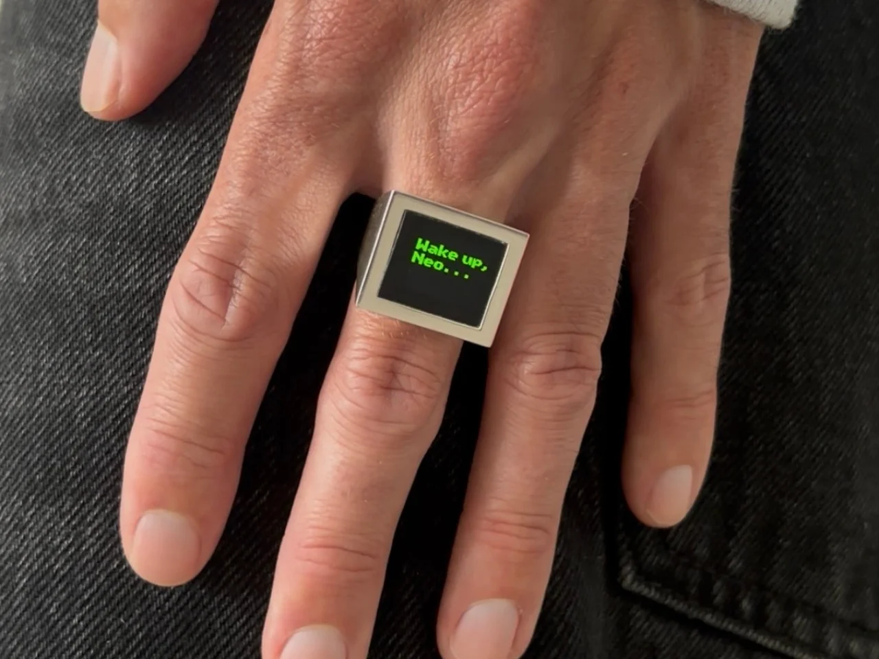 Wake up, Neo : votre bague joue la scène culte de Matrix en réalité augmentée - plare. Wake up, Neo : votre bague joue la scène culte de Matrix en réalité augmentée