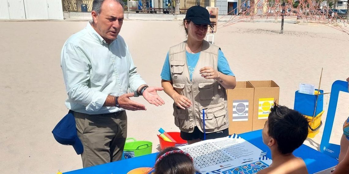 Alicante lance une campagne de recyclage sur les plages avec des activités familiales pour préserver le littoral