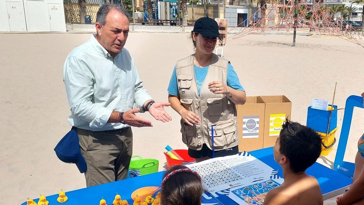 Alicante lance une campagne de recyclage sur les plages avec des activités familiales pour préserver le littoral