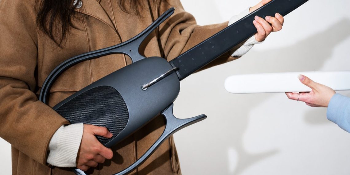 Cette guitare primée sans cordes ni frettes réinvente l’instrument, et on adore ça