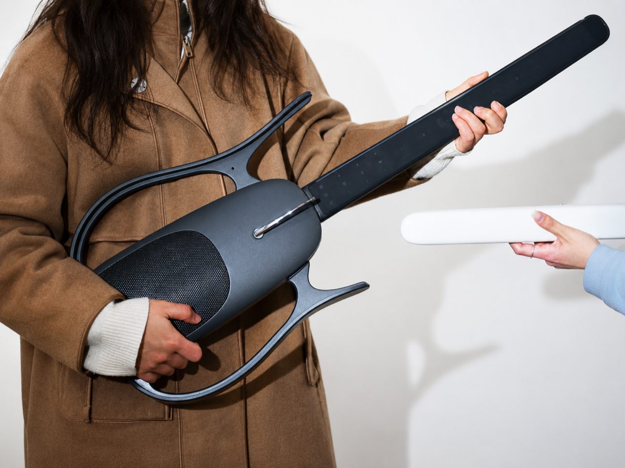 Cette guitare primée sans cordes ni frettes réinvente l’instrument, et on adore ça