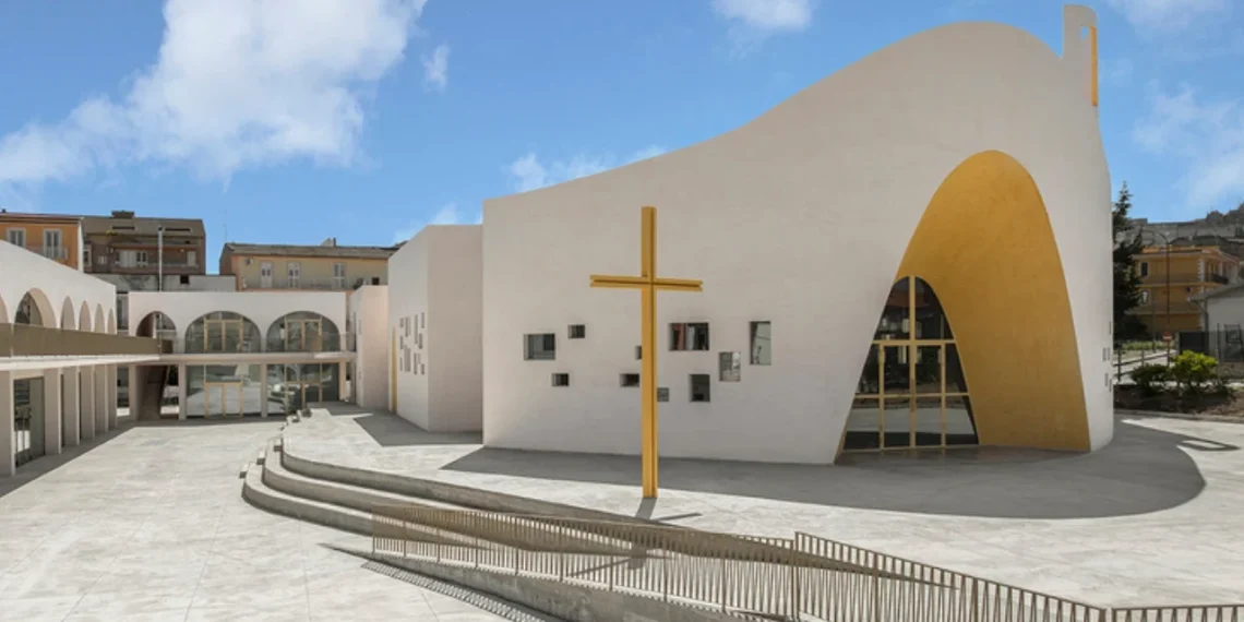 La nouvelle église en béton de Sicile redéfinit discrètement l’architecture sacrée - plare. La nouvelle église en béton de Sicile redéfinit discrètement l’architecture sacrée
