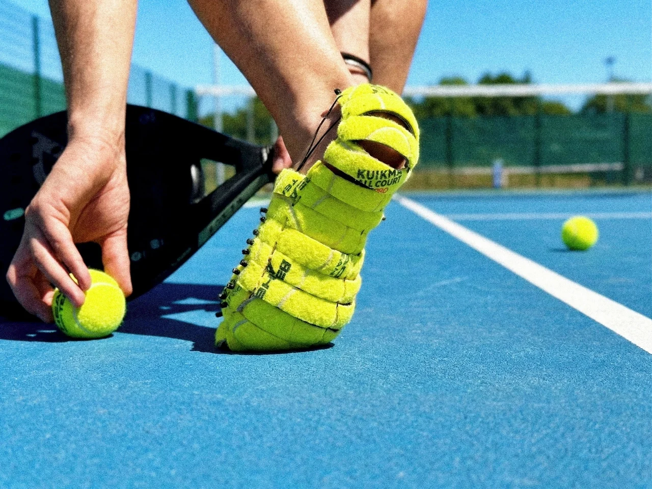 400 millions de balles de tennis finissent en décharge, un designer les transforme en chaussures écoresponsables