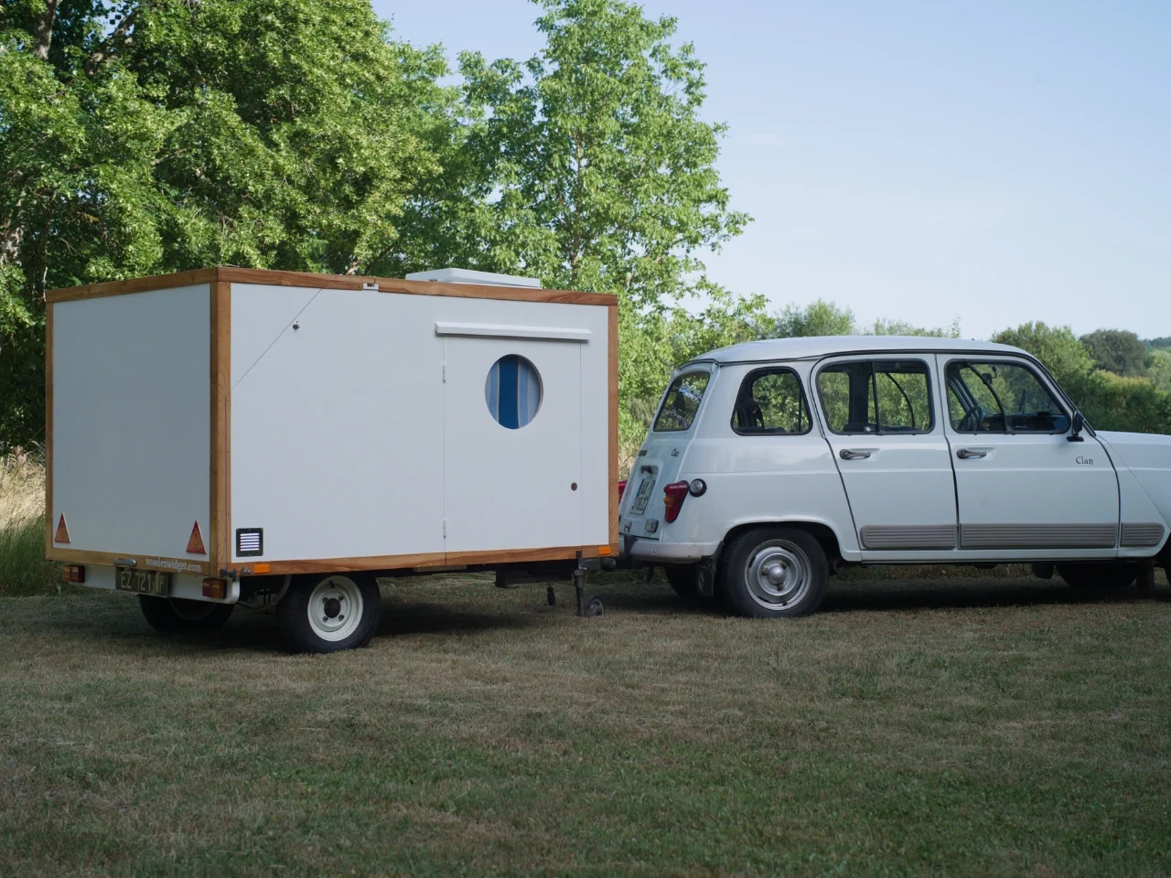 Cette caravane de 300 kg s’ouvre en cuisine de camping complète et ultra compacte