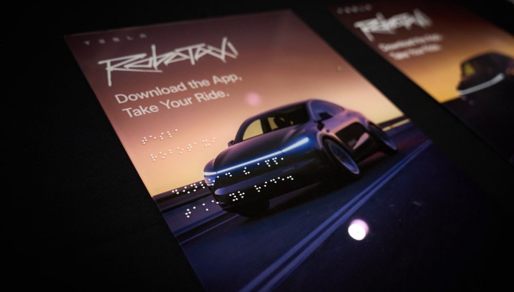 Tesla met en avant le Cybercab et son aide aux aveugles avec une accessibilité renforcée - plare. Tesla montre comment le Cybercab pourrait aider les aveugles et renforcer l’accessibilité autonome