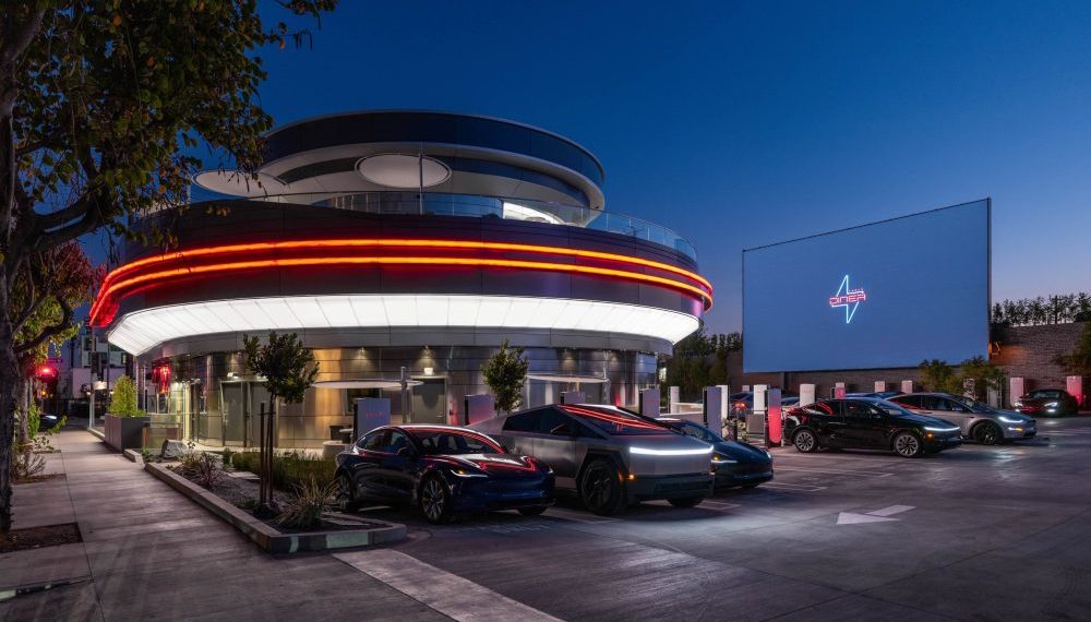 Tesla Diner fête son anniversaire avec un cadeau signé par Franz en édition limitée - plare. Tesla Diner fête son anniversaire avec un cadeau signé par Franz en édition limitée