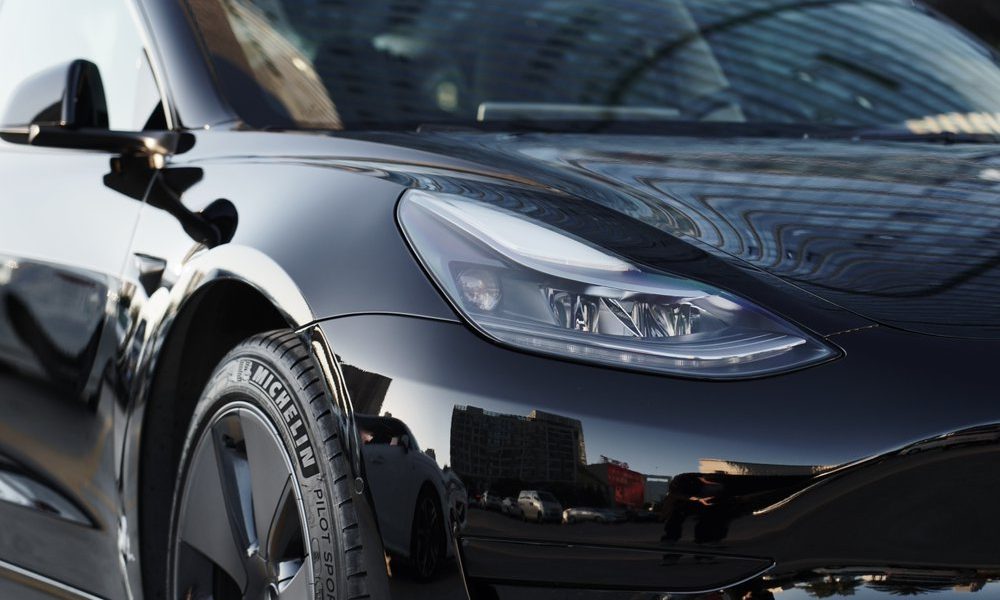Tesla face à un problème majeur de vieux phares, la NHTSA exige un correctif