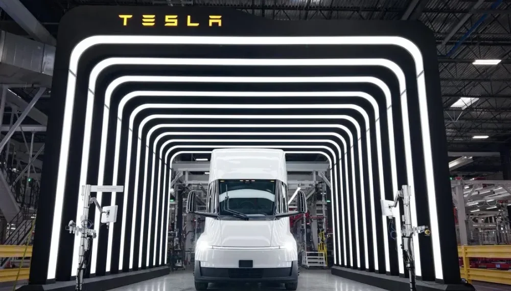 Tesla Semi précise enfin son calendrier FSD et attend le lancement du Cybercab - plare. Tesla Semi précise enfin son calendrier FSD et attend le lancement du Cybercab