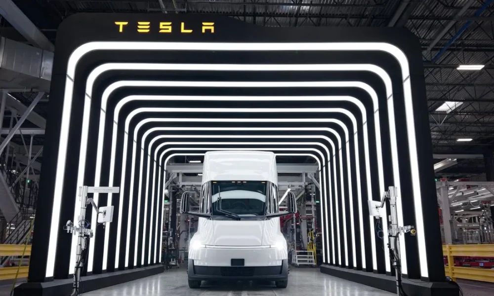 Tesla Semi précise enfin son calendrier FSD et attend le lancement du Cybercab - plare. Tesla Semi précise enfin son calendrier FSD et attend le lancement du Cybercab