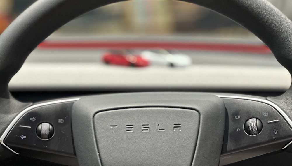 Tesla supprime les clignotants sur le Robotaxi, un virage radical qui divise - plare. Tesla supprime les clignotants sur le Robotaxi, un virage radical qui divise