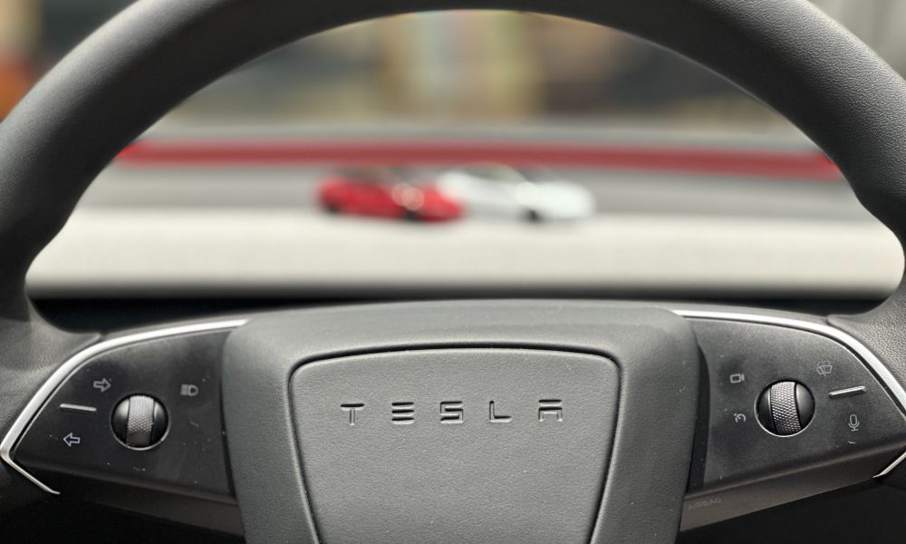 Tesla supprime les clignotants sur le Robotaxi, un virage radical qui divise