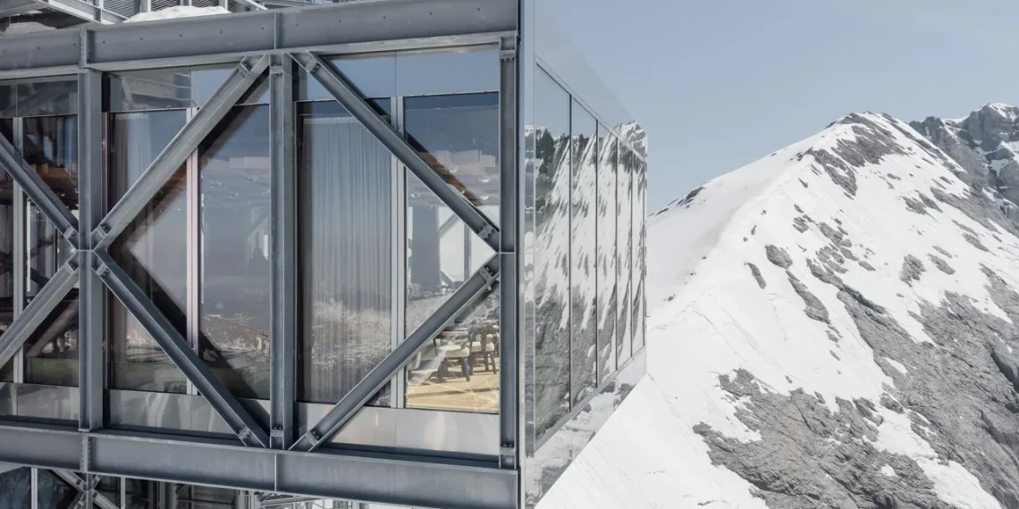Herzog & de Meuron transforme une tour-antenne des années 1980 en bâtiment phare des Alpes - plare. Herzog & de Meuron transforme une tour-antenne des années 1980 en bâtiment phare des Alpes