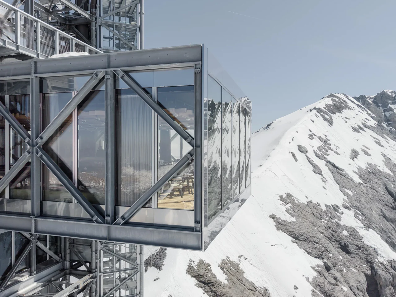 Herzog & de Meuron transforme une tour-antenne des années 1980 en bâtiment phare des Alpes