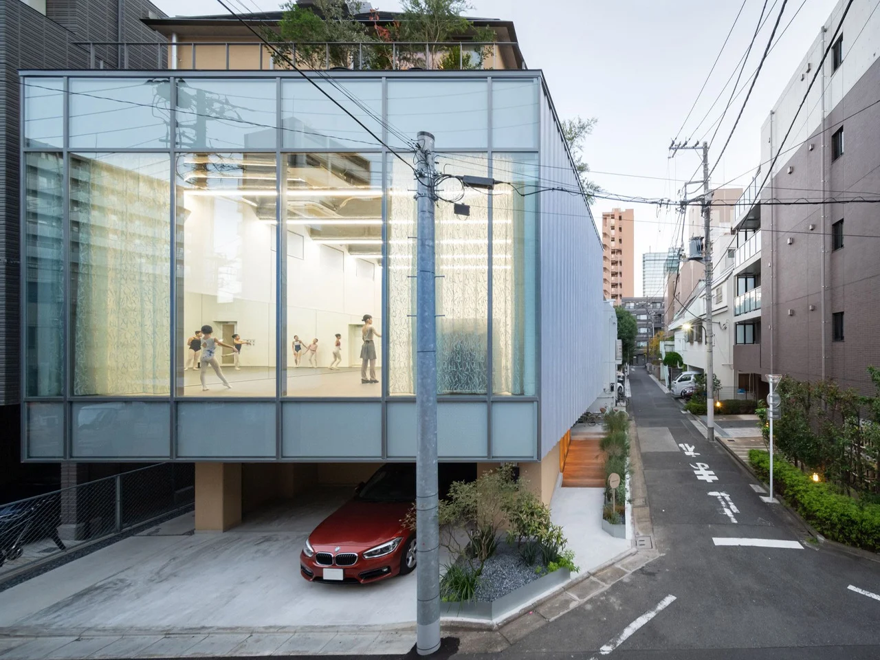 Tokyo Ballet House par Kenta SANO & Associates : une maison de ballet à Tokyo où la ville devient scène et public - plare. Tokyo Ballet House par Kenta SANO & Associates : une maison de ballet à Tokyo où la ville devient scène et public