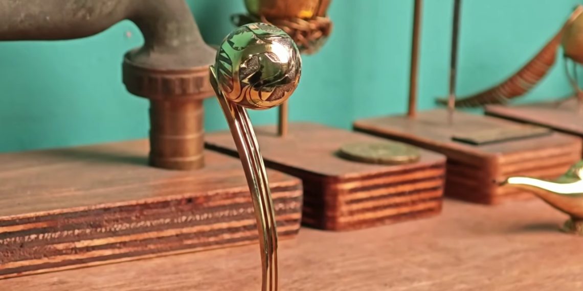 Une artiste joaillière transforme une pièce de 0,43 euro en ballon de la Coupe du monde